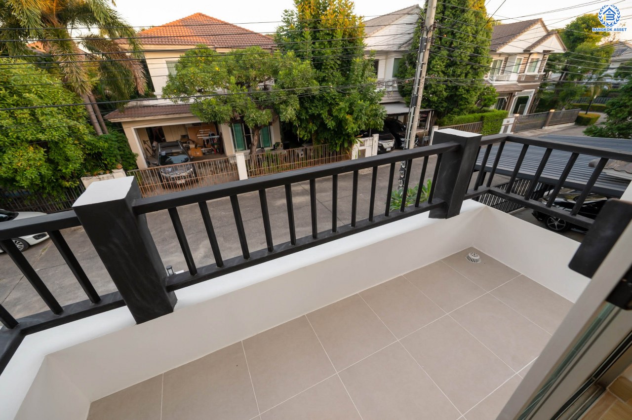 บ้านมือสองตกแต่งใหม่ โครงการ พฤกษ์ลดา ติวานนท์-ราชพฤกษ์ แบรนด์ L&H เนื้อที่ 50.2 ตร.ว. ฟังก์ชัน 3 ห้องนอน 2 ห้องน้ำ จอดรถได้ 2 คัน บ้านสไตล์มินิมอล ดูอบอุ่นน่าอยู่อาศัย บนทำเลติดใหญ่ ถนน 345 เชื่อมต่อหลายน ถนนราชพฤกษ์ ถนนชัยพฤกษ์ ถนนศรีสมาน ใกล้ทางด่วน "ศรีสมาน"...